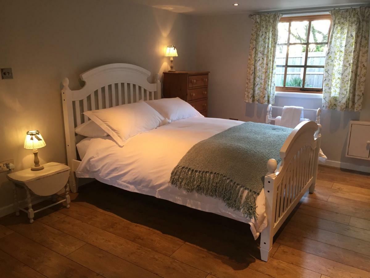 Stapehill Lodge B&B Hampreston エクステリア 写真