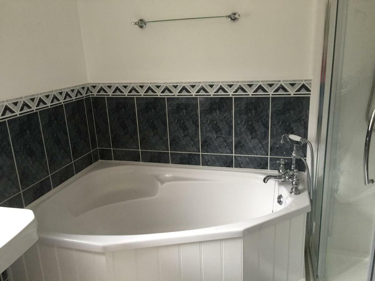 Stapehill Lodge B&B Hampreston エクステリア 写真